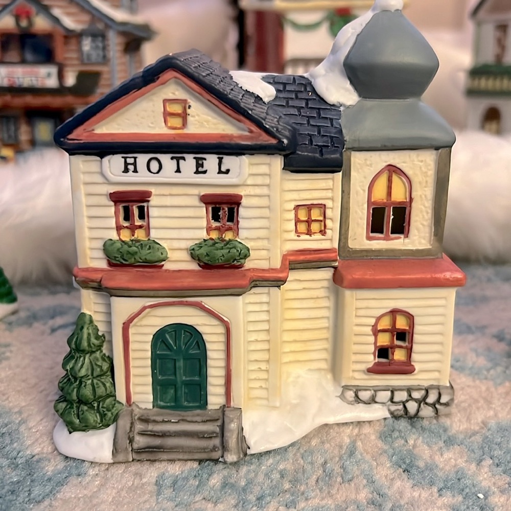 1993 Yi cheing village hotel. Great condition. Cord and box not included.